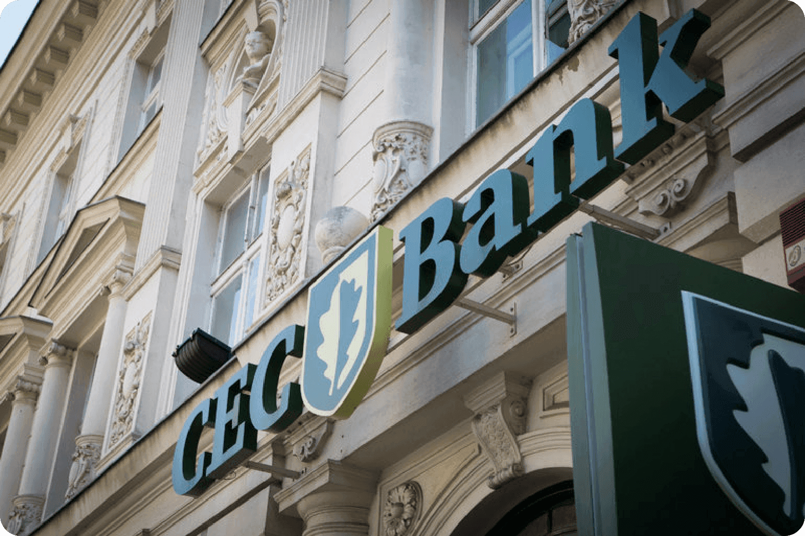 Exteriorul unei sucursale CEC Bank din România