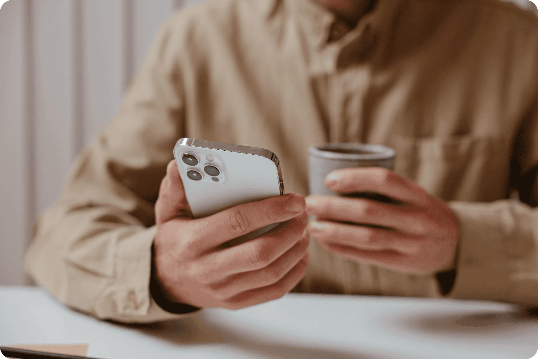 Persoană care folosește un smartphone pentru a trimite bani online